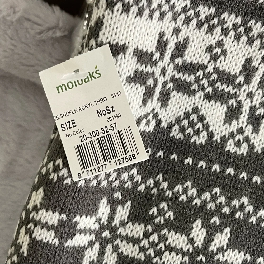 NWT Snowflake Throw Blanket - Picture 4 of 4
